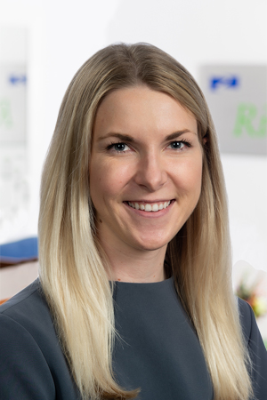 Peckcaroline2 BKG 300X450 (1)